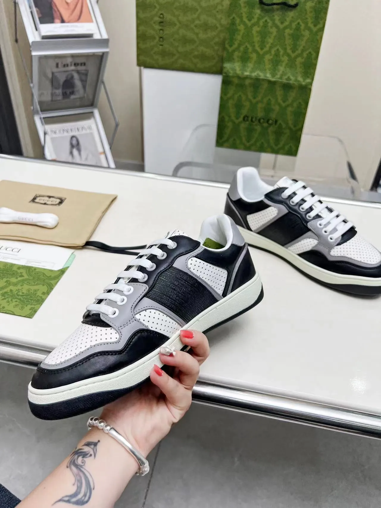 P620 💞💞Gucci G Home’s latest popular sports shoes, couple’s style, casual, retro white shoes 🌸🌸🌸 New popular series. The exquisite and compact interlocking double G logo romantically interprets the aesthetic concept of this series. Made of off-white leather, retro inspiration is cleverly blended into the sneaker design to reinterpret the brand logo. Exquisitely packaged at the delivery counter 🛍📦 ▪️Fabric: Original custom-made imported first-layer cowhide leather ▪️Lining: Original custom-made imported cowhide lining ▪️Outsole: Original molded two-color TPU outsole ▪️Size: Women's 35-40 / Men's 39-45